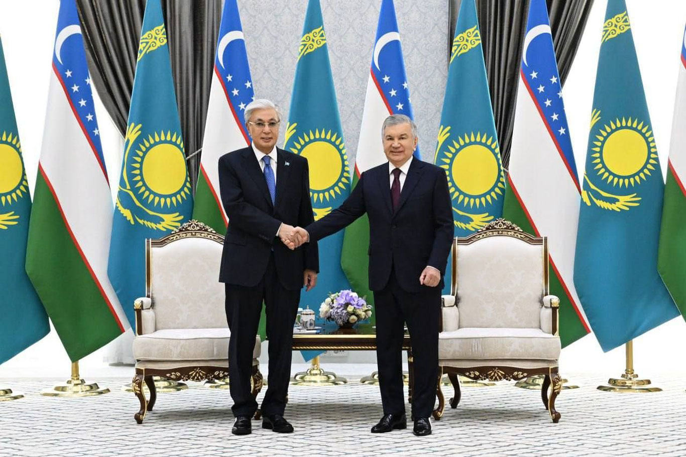 Шавкат Мирзиёев ва Қасим-Жомарт Тоқаев ўртасида тор доирада муҳим музокара бўлиб ўтди