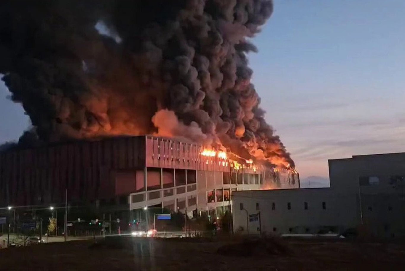 Жанубий Кореядаги логистика омборида кучли ёнғин юз берди