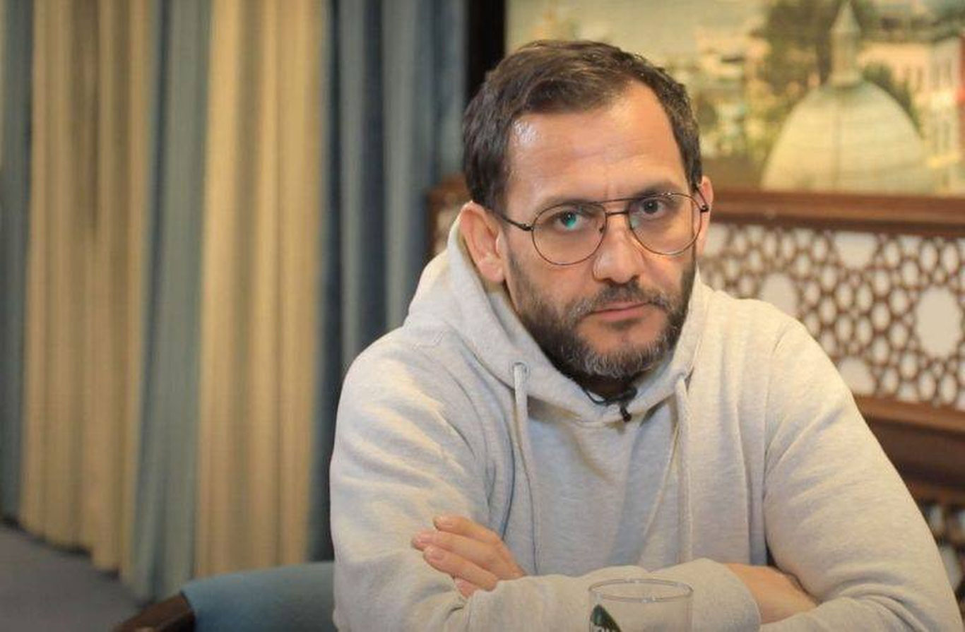 Хонанда Жаҳонгир Отажановни бошқа бир хонанда миллиардлаб пулга “ухлатди”