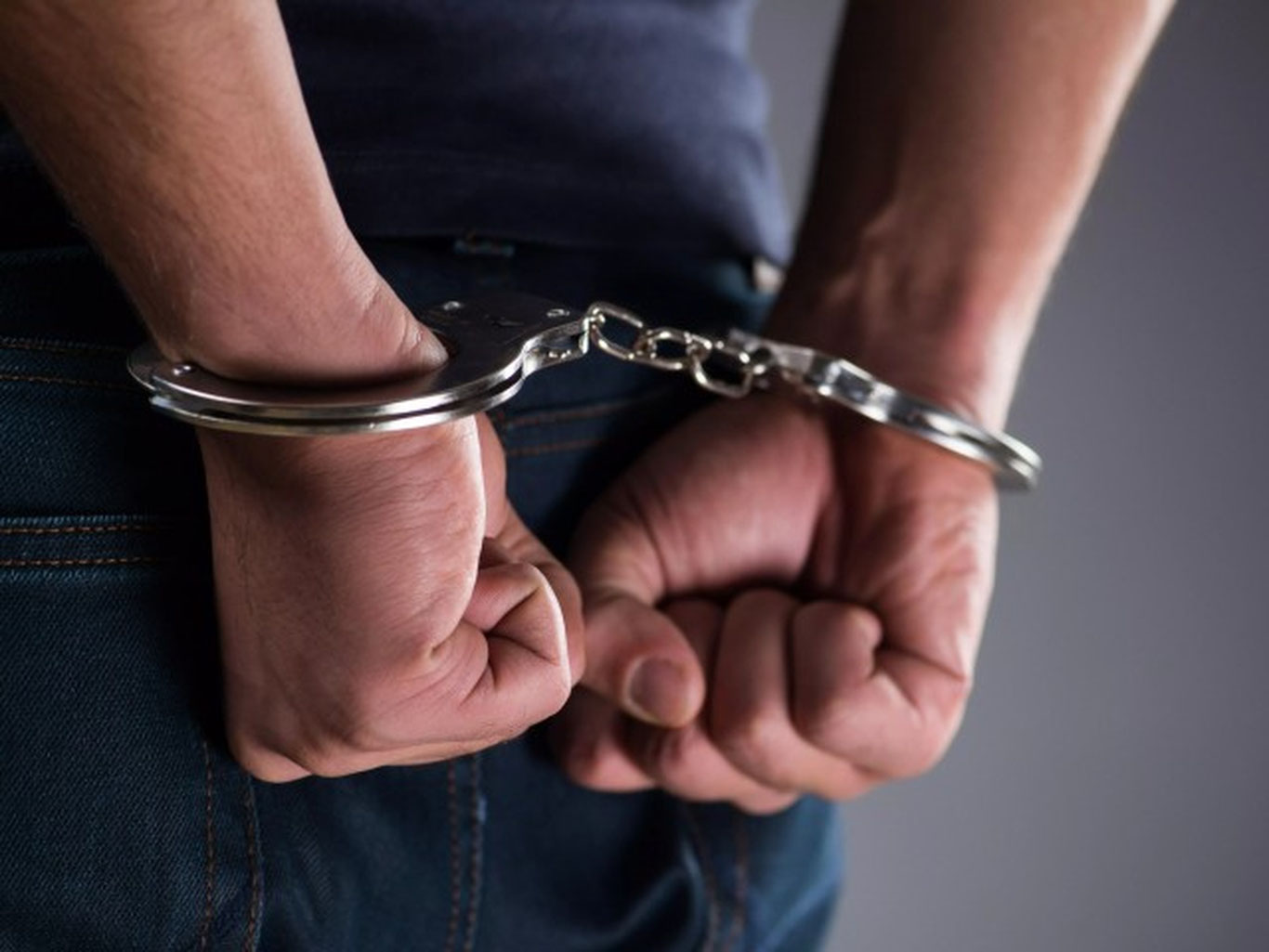 Россияда ўзбекистонлик эркакни дўппослаб, итга тишлатган эркак қамалди