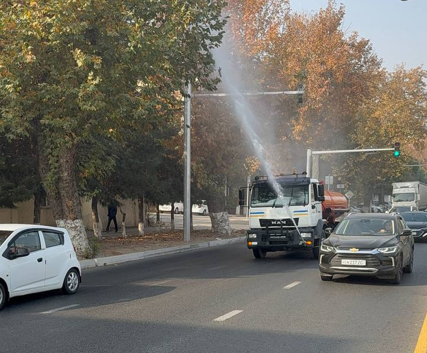 Toshkentda havoni tozalash uchun ko‘chalarga suv sepilmoqda