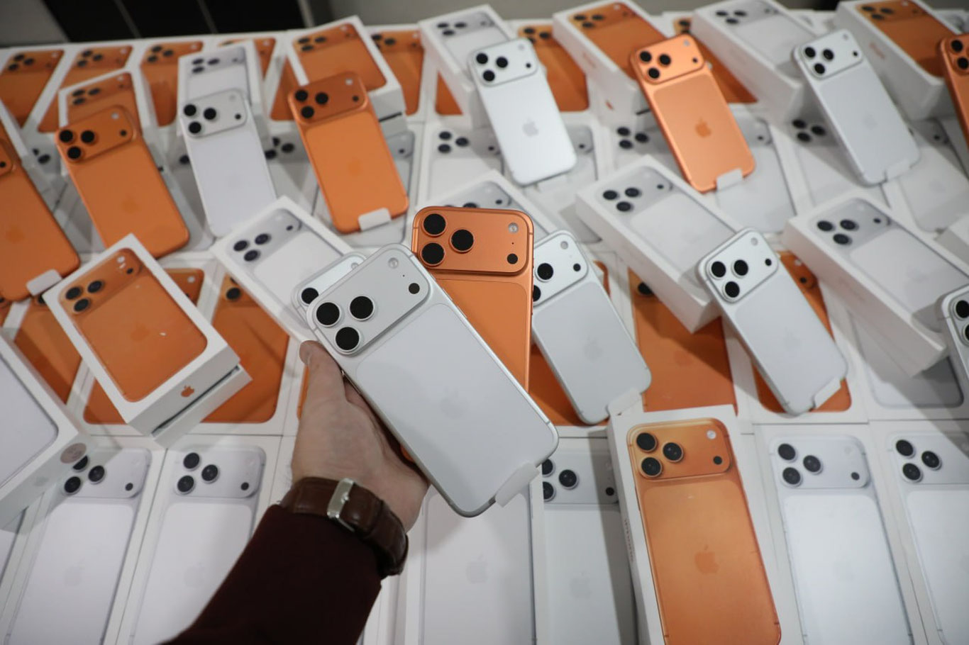 Toshkent aeroportida 95 ta “iPhone 17” telefoni to‘xtatib qolindi