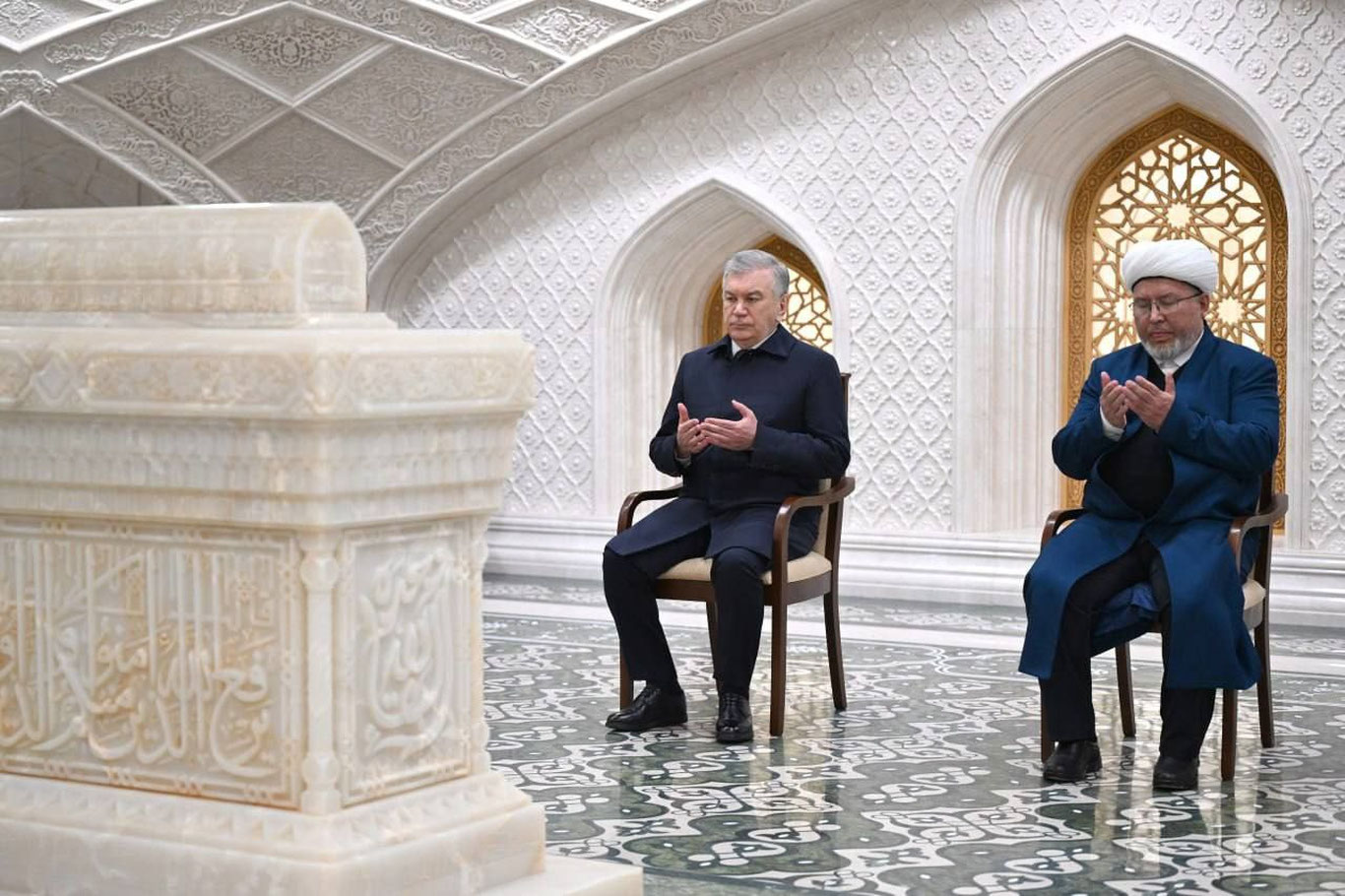 Shavkat Mirziyoyev Imom Buxoriy maqbarasini ziyorat qildi