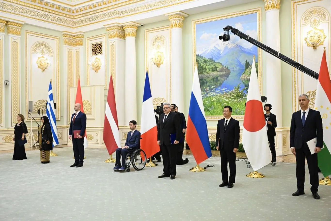 Шавкат Мирзиёев етти мамлакат элчиларидан ишонч ёрлиқларини қабул қилди