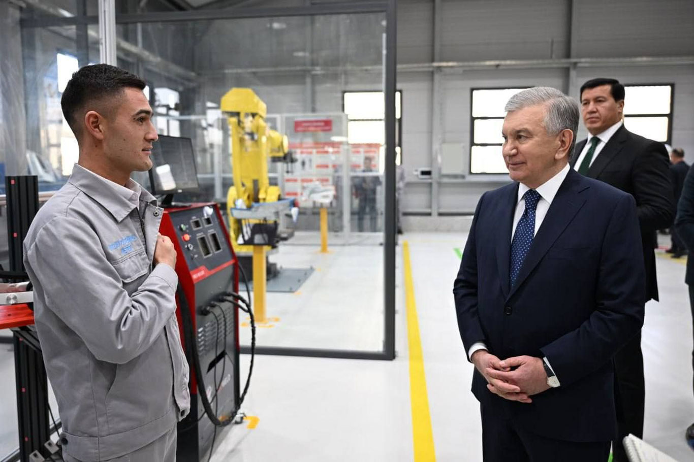 Shavkat Mirziyoyev Jizzaxdagi Avtomobilsozlik muhandislik maktabida bo‘ldi