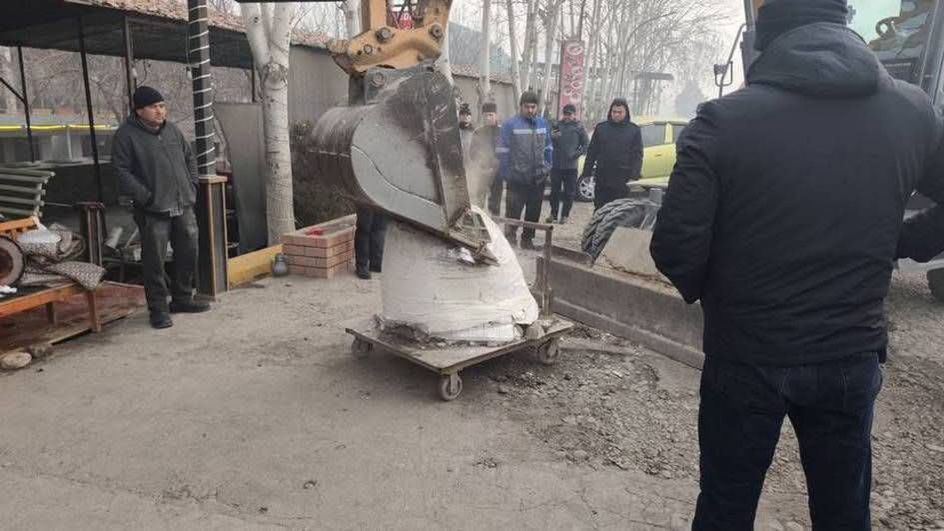 Шаҳрихонда бузилган бир тандирнинг пулини ҳокимнинг ўзи тўлаб берди