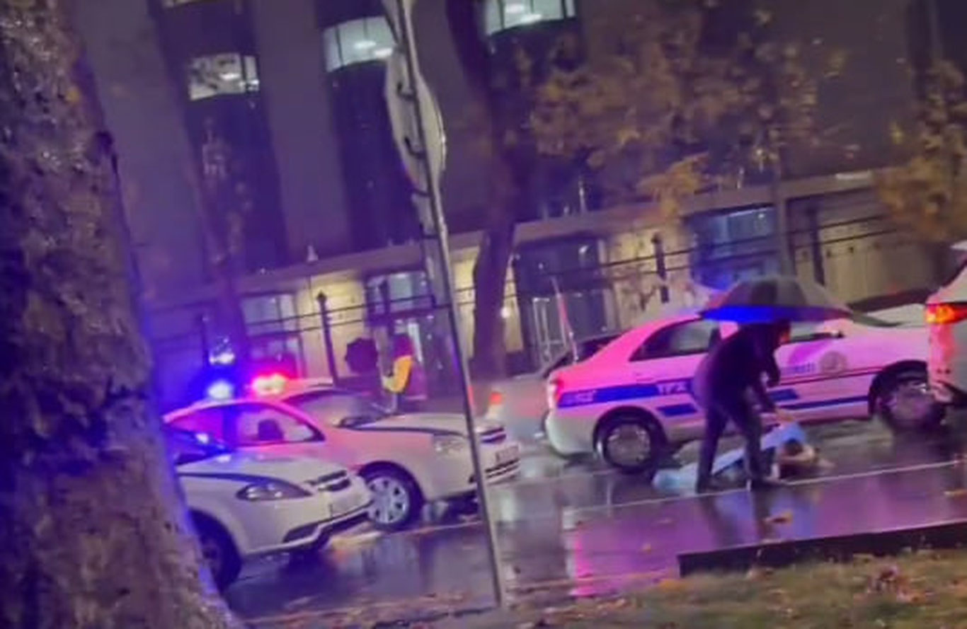 Тошкентда йўловчини аввал автобус уриб кетди кейин автомобиль босиб кетди