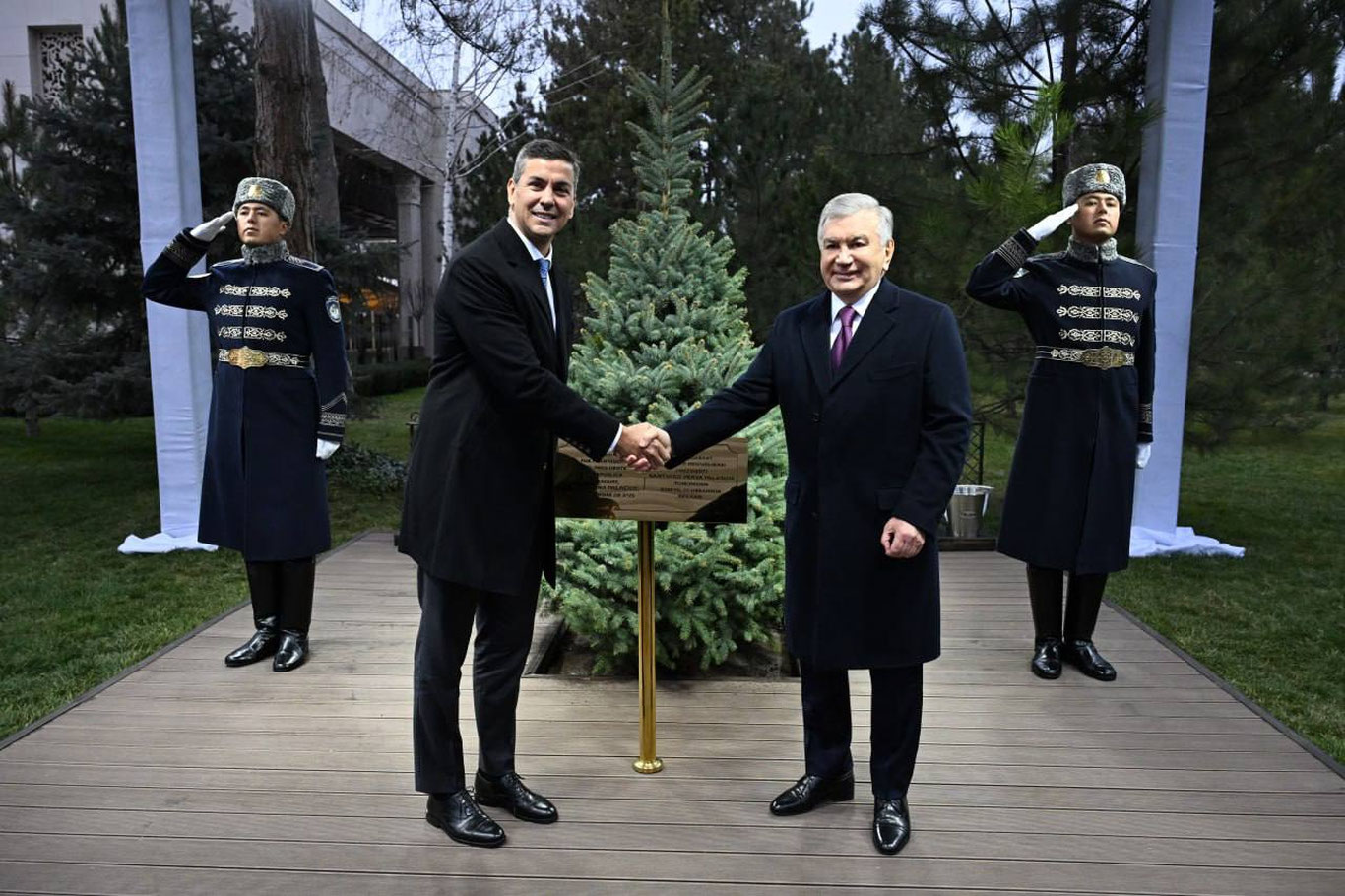 Ўзбекистон ва Парагвай Президентлари биргаликда дарахт экишди