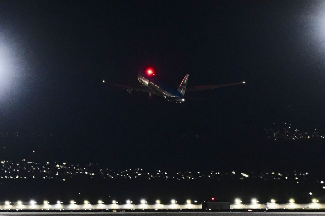 Шавкат Мирзиёев амалий ташриф билан Ашхободга жўнаб кетди