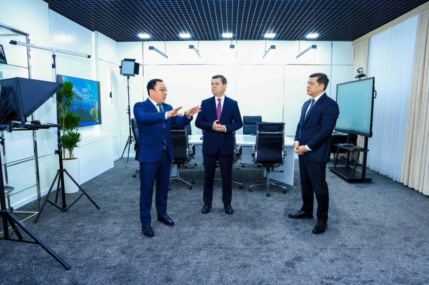 Шерзод Асадов Солиқ қўмитасининг янги медиа студияси фаолияти билан танишди