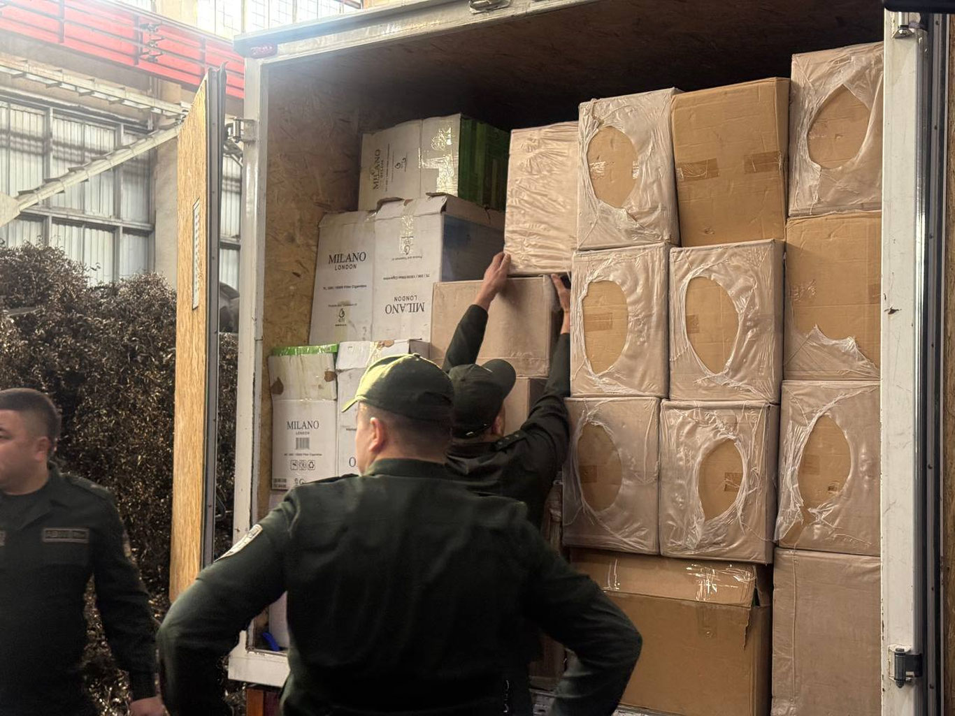 Тошкентда 9 млрд сўмлик 421 500 қути тамаки йўқ қилинди