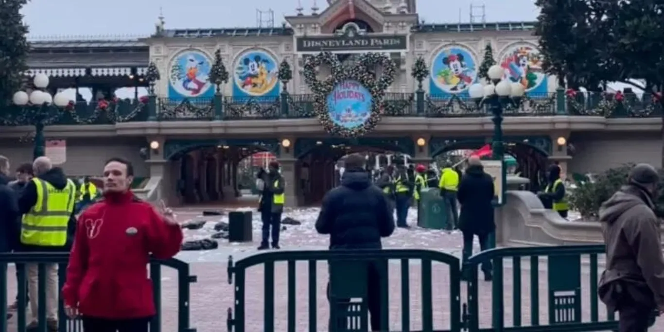 Тозалик ходимларининг иш ташлаши туфайли Париж Диснейленди ахлатга тўлди