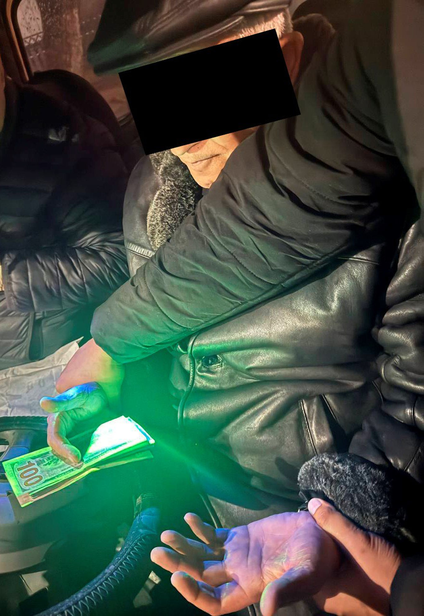 Тошкентда адвокат 2 минг доллар пора билан қўлга тушди