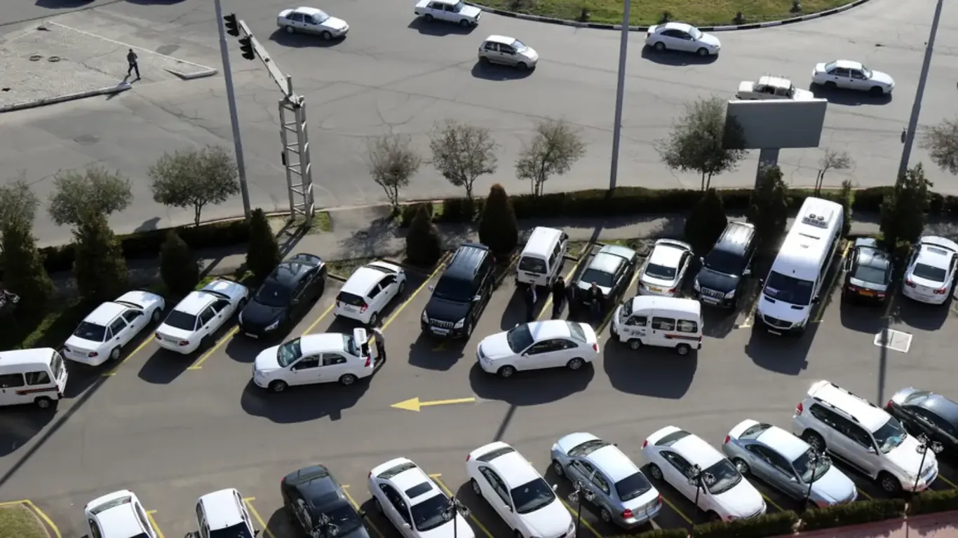 Фуқаролар уйи олдига автомобиль қўйгани учун пул тўламайди — Тошкент шаҳар ҳокимлиги