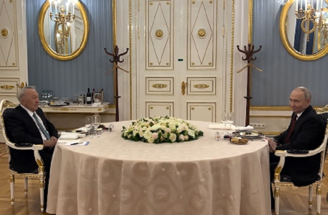 Қозоғистоннинг  собиқ президенти Назарбоев Путин билан учрашди. Тафсилотлар нега ёпиқ?