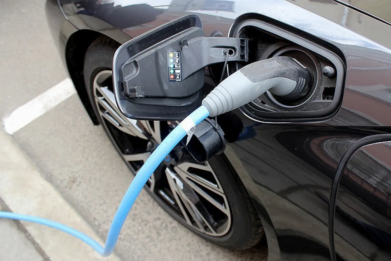 Ўзбекистонда электромобилларни зарядлаш ускуналари божхона тўловларидан озод қилинди