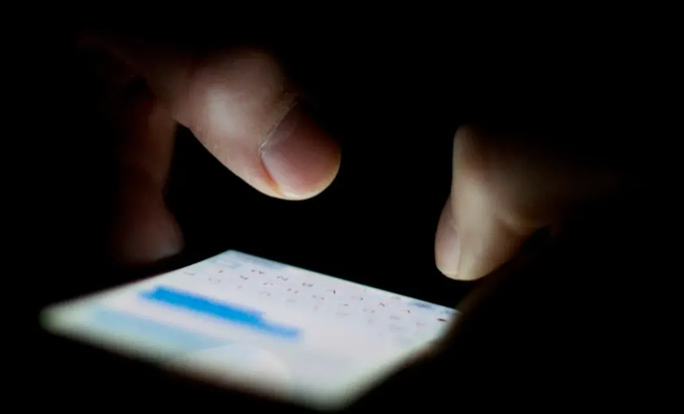 Фарғонада Telegram орқали қўшни аёлга шилқимлик қилган йигит 5 суткага қамалди