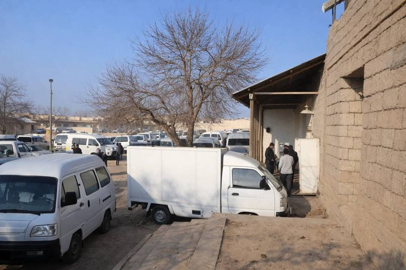 Бухорода 15 ёшли болани машина уриб, қочиб кетиши ортидан юзлаб Damas ва Labo'лар ушлаб турилди