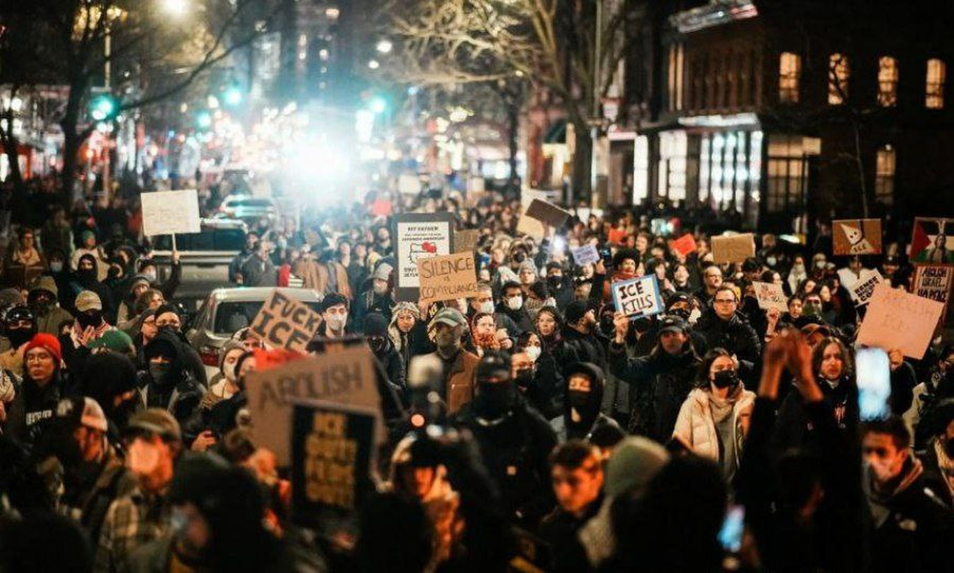 Миннеаполисда АҚШ Иммиграция хизмати томонидан аёл киши отиб ўлдирилгани сабабли минглаб одамлар намойишга чиқди