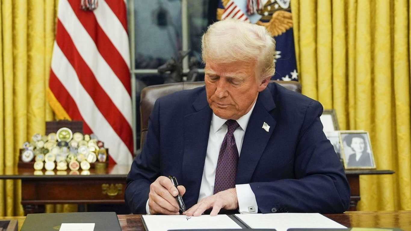 Трамп Эрон билан савдо қилувчи давлатларга 25 фоиз бож жорий этди