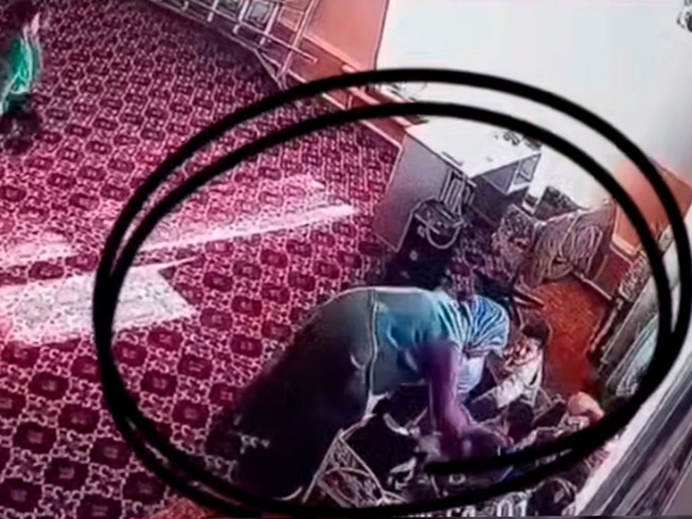 Тошкент вилоятида боғча опа ёш болани калтаклади