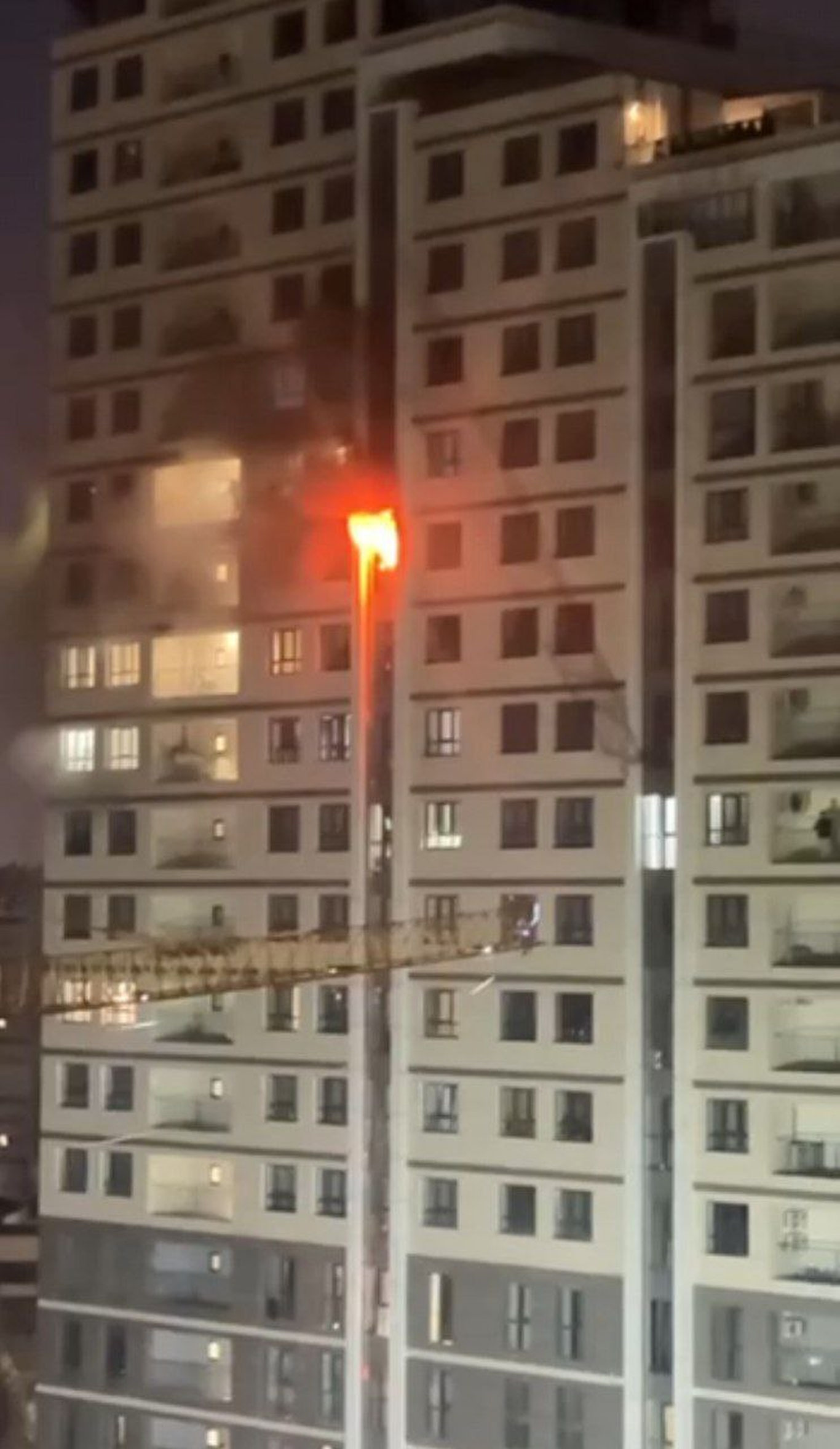 Тошкентдаги кўп қаватли уйдаги хонадонларнинг бирида ёнғин содир бўлди