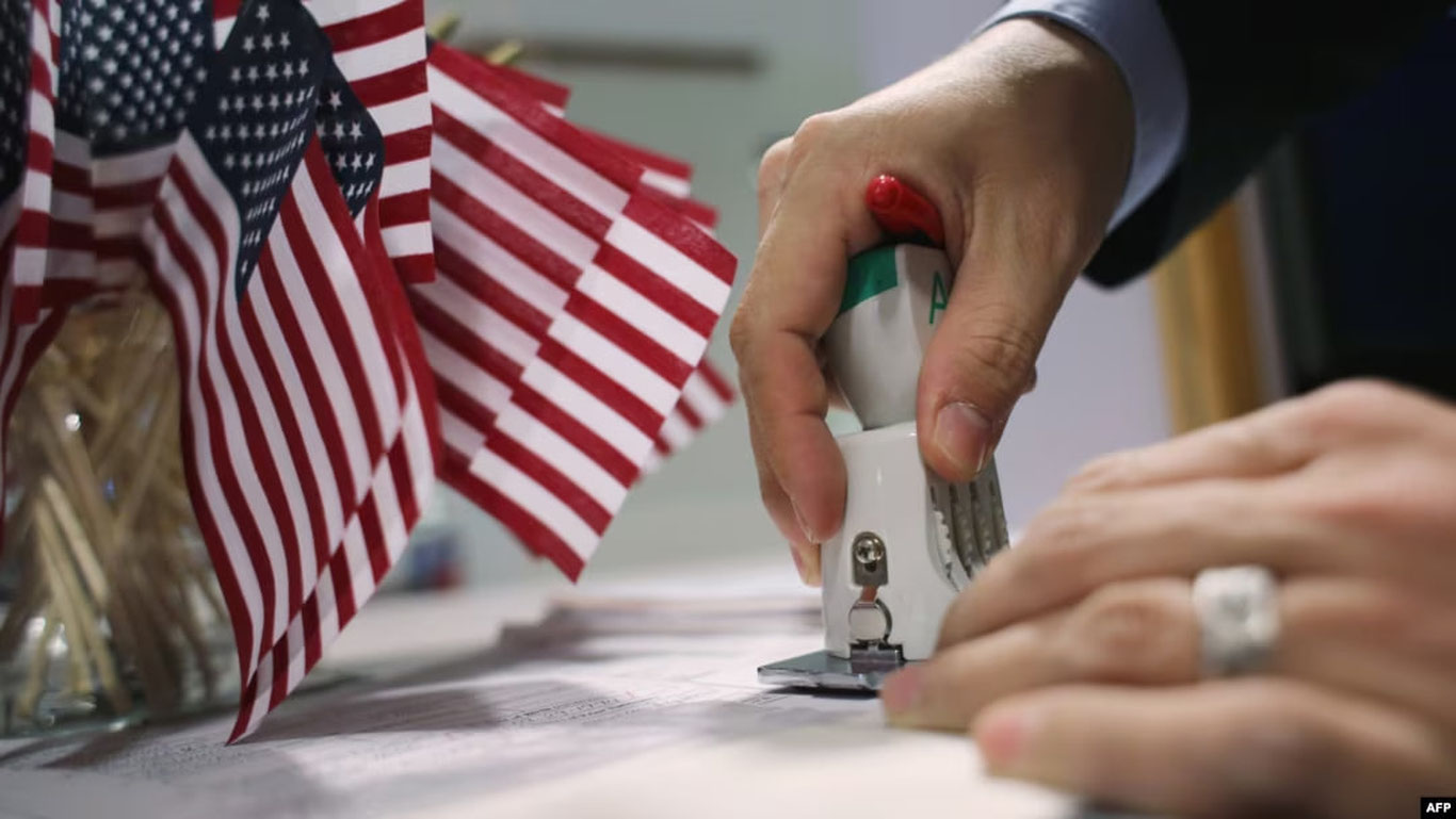 АҚШда фирибгарликда айбланган иммигрантларнинг фуқаролиги бекор қилинади