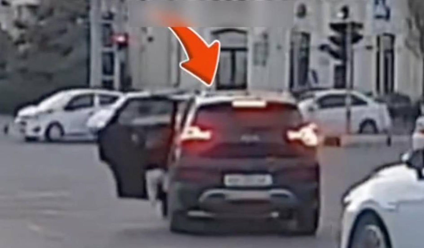 Тошкентда ҳаракатланаётган автомобилдан 2 ёшли бола йўлга тушиб кетди