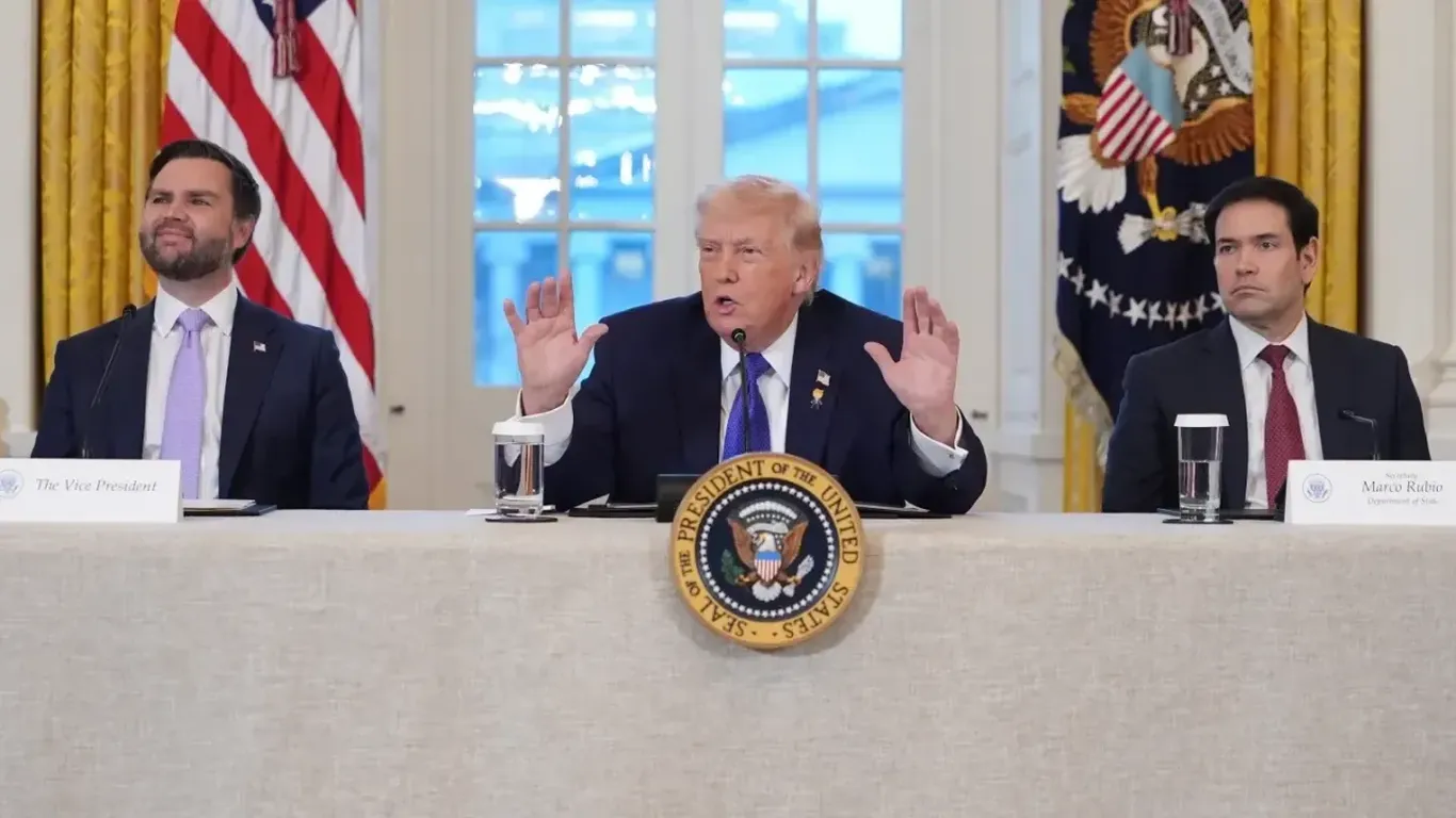 Трамп Гренландия бўйича режаларига қарши чиққан мамлакатларга божлар билан таҳдид қилди