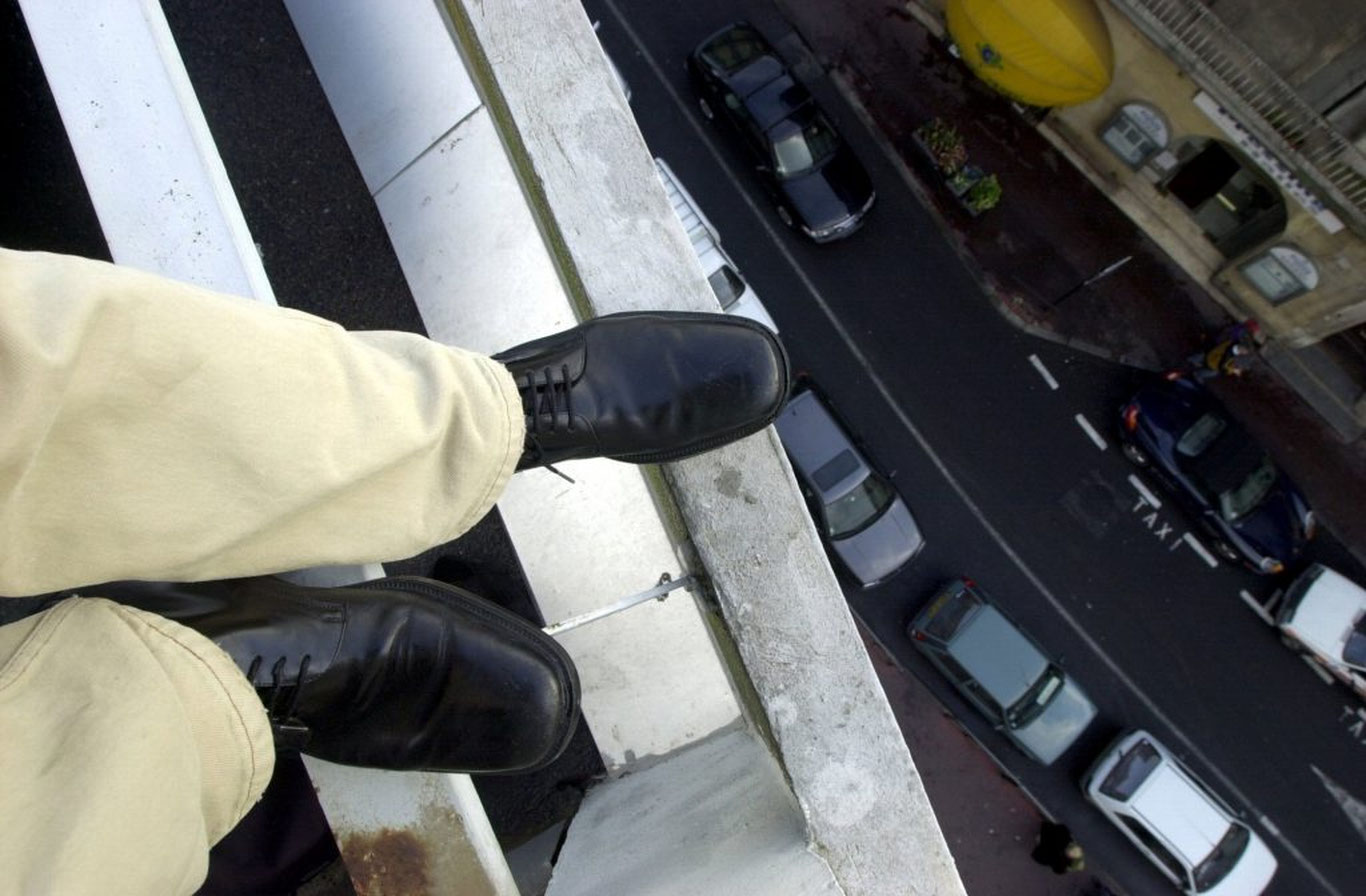 Фарғонада севган қизи билан хабар ёзишган 15 ёшли ўсмир ўзини томдан ташлади