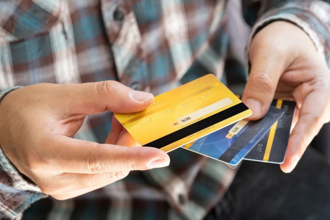 Россияда мигрантлар учун банк ҳисоблари сонини чеклаш таклиф қилинди