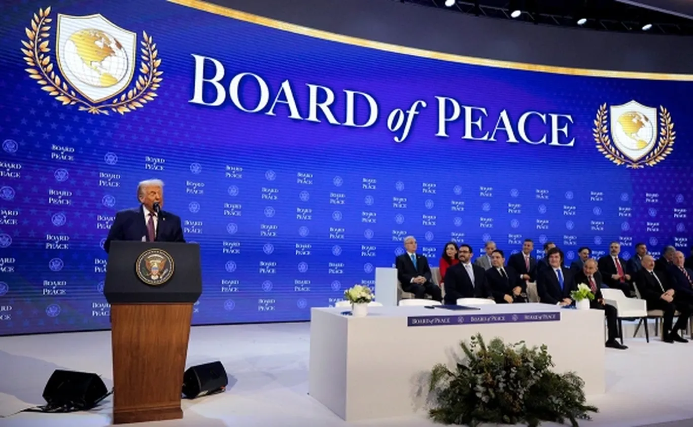 Доналд Трамп “Тинчлик Кенгаши” низомини имзолади ва унинг раиси бўлди