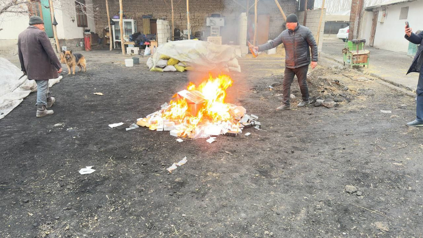 Наманганда 32 млн сўмлик тамаки ёқиб юборилди