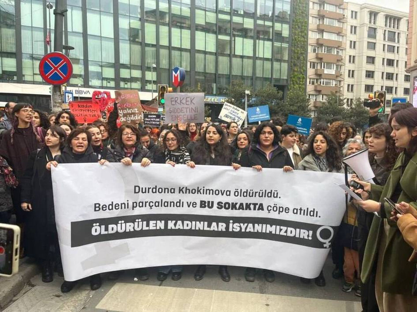 Туркияда ўзбекистонлик аёл ўлдирилиши ортидан минглаб аёллар намойишга чиқди