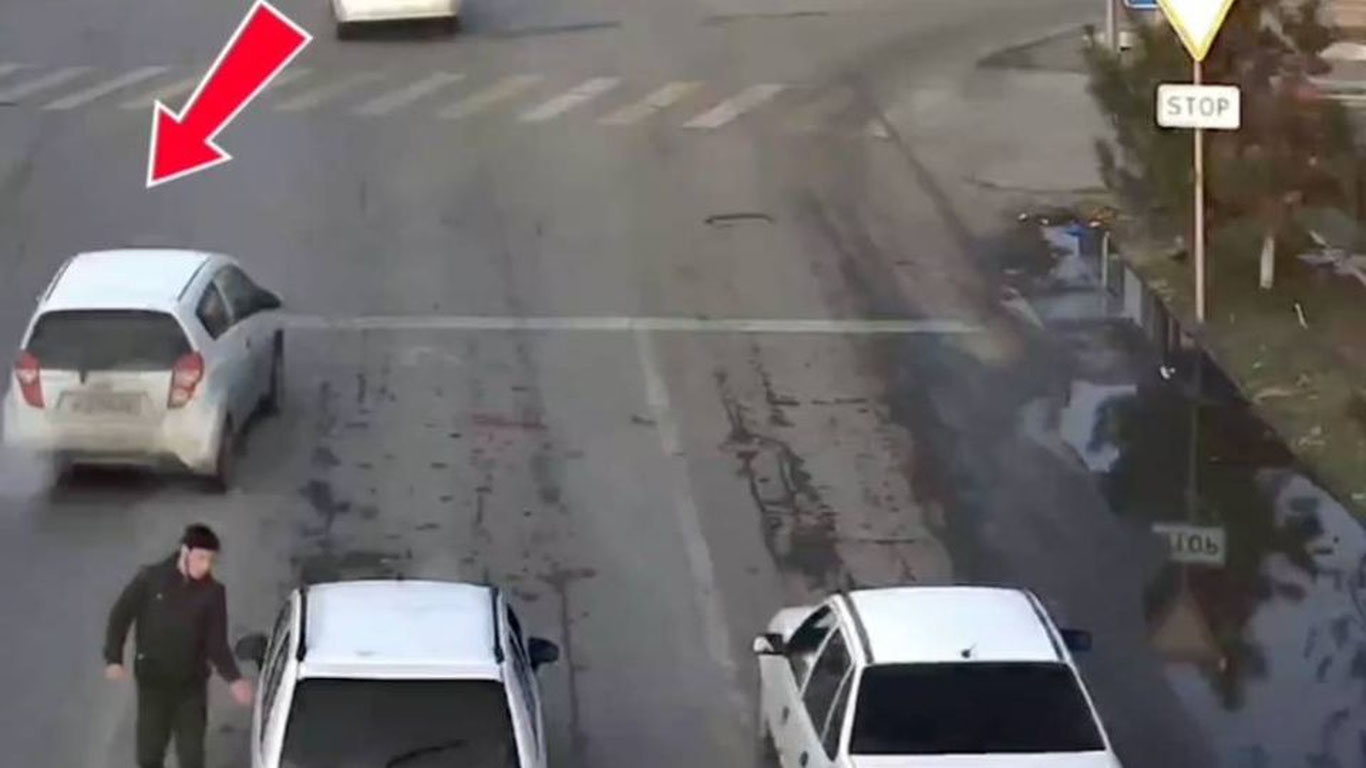 Andijonda yo‘l o‘rtasida salomlashgan haydovchilar boshqa avtomobil jarimaga tortilishiga sabab bo‘ldi