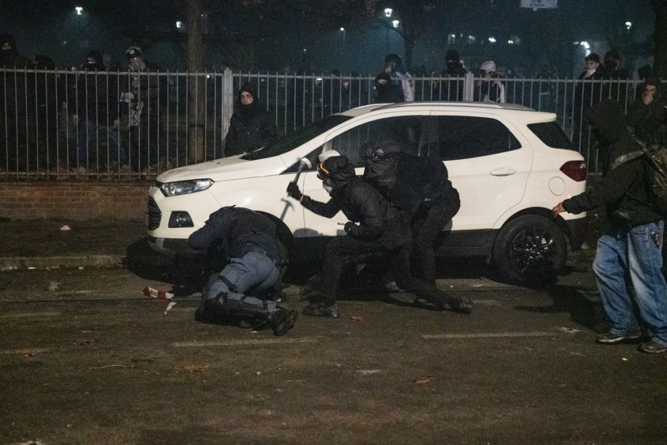 Италиянинг Турин шаҳридаги намойишлар полиция билан тўқнашувларга айланди