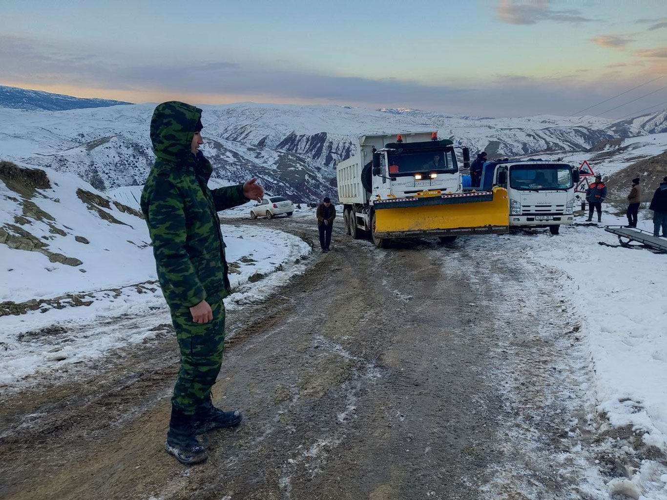 Қамаши туманидаги қишлоқ қалин қор сабаб ташқи дунёдан узилиб қолди