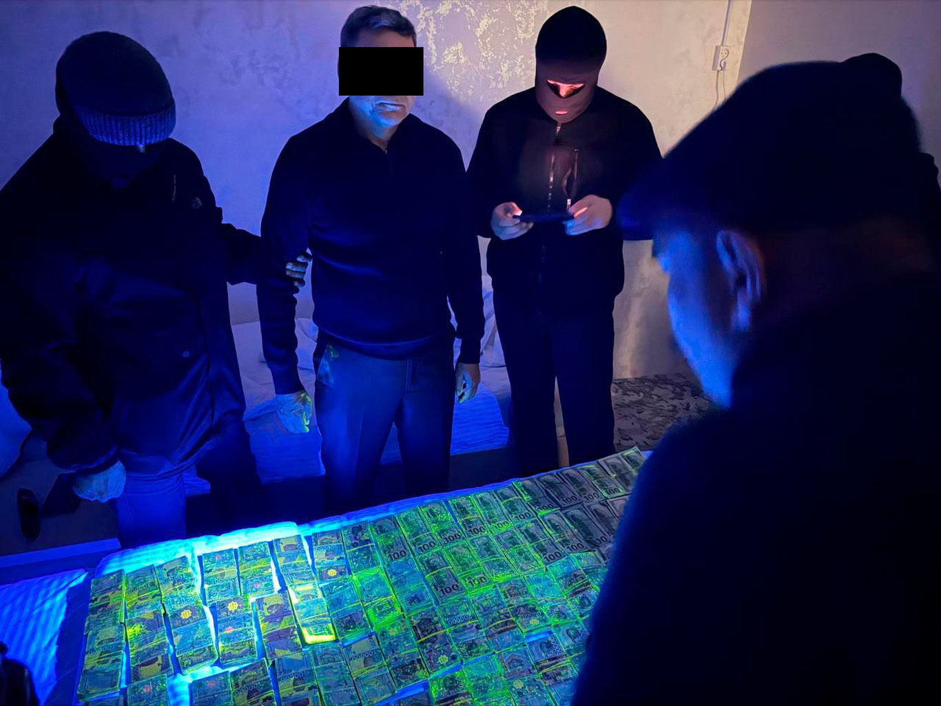 Buxoroda oltin bor yerni auksionda olib berish uchun 600 ming dollar pora talab qilgan shaxs qamoqqa olindi