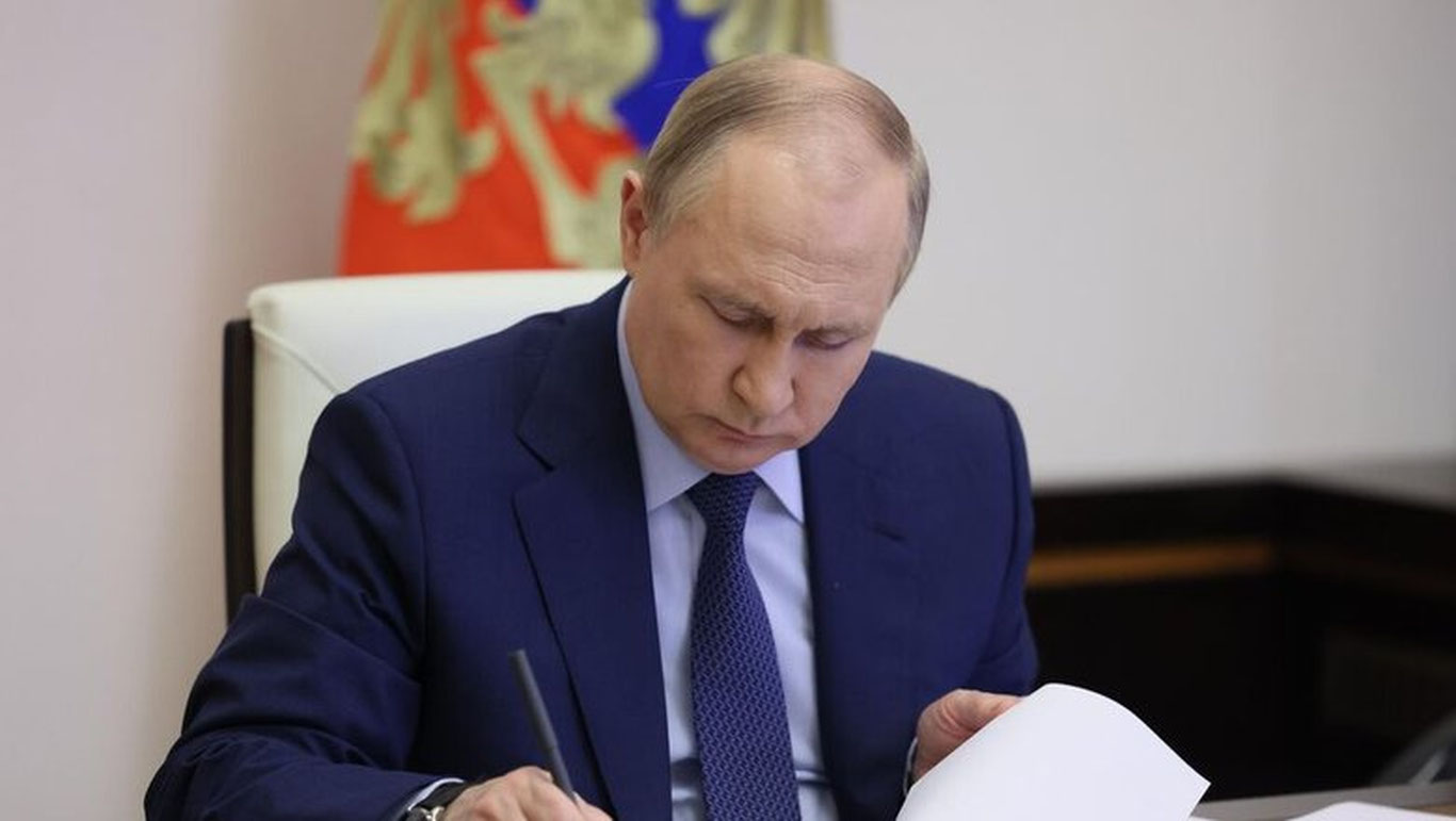 Putin signed a law allowing the blocking of communication services.