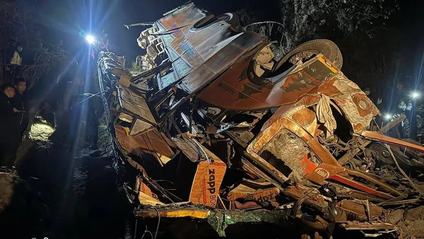 Непалда автобус дарёга қулаб, ўнлаб одам ҳалок бўлди