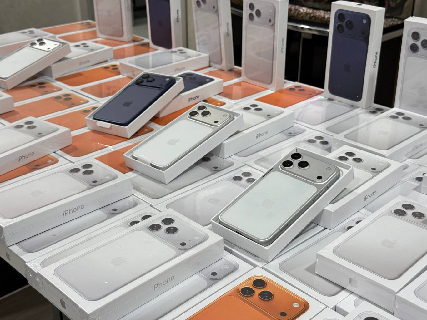 Toshkentda noqonuniy olib kirilgan 179 ta iPhone musodara qilindi