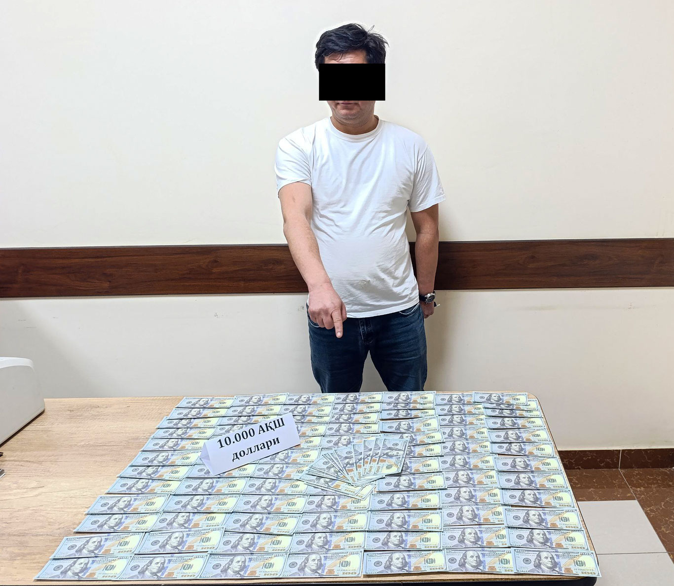 Toshkent viloyatida hokim yordamchisi 10 ming dollar bilan ushlandi