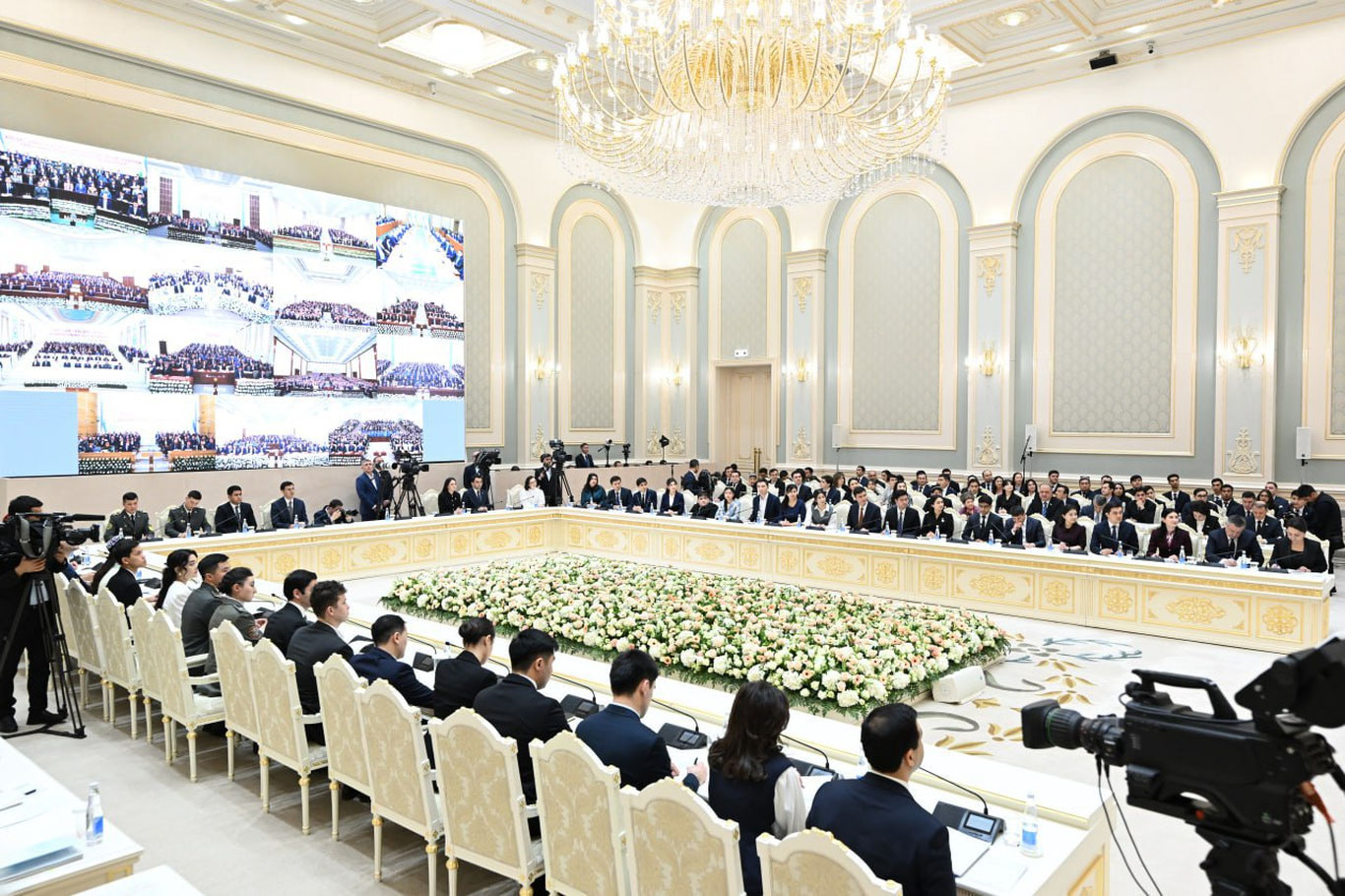 “Нимага ойлик оляпти” — Президент ректорларни кескин танқид қилди