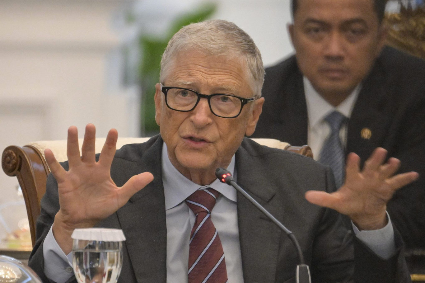 Билл Гейтс Эпштейн билан алоқалари учун узр сўради