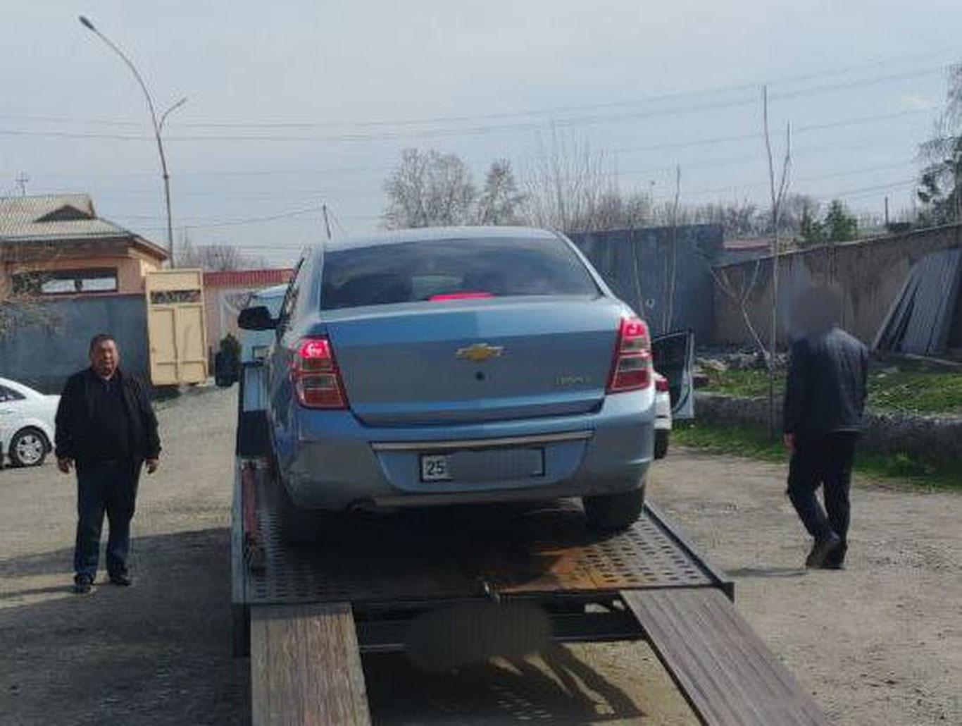 Жиззахда фуқаро муштлашув ортидан машинасидан айрилди