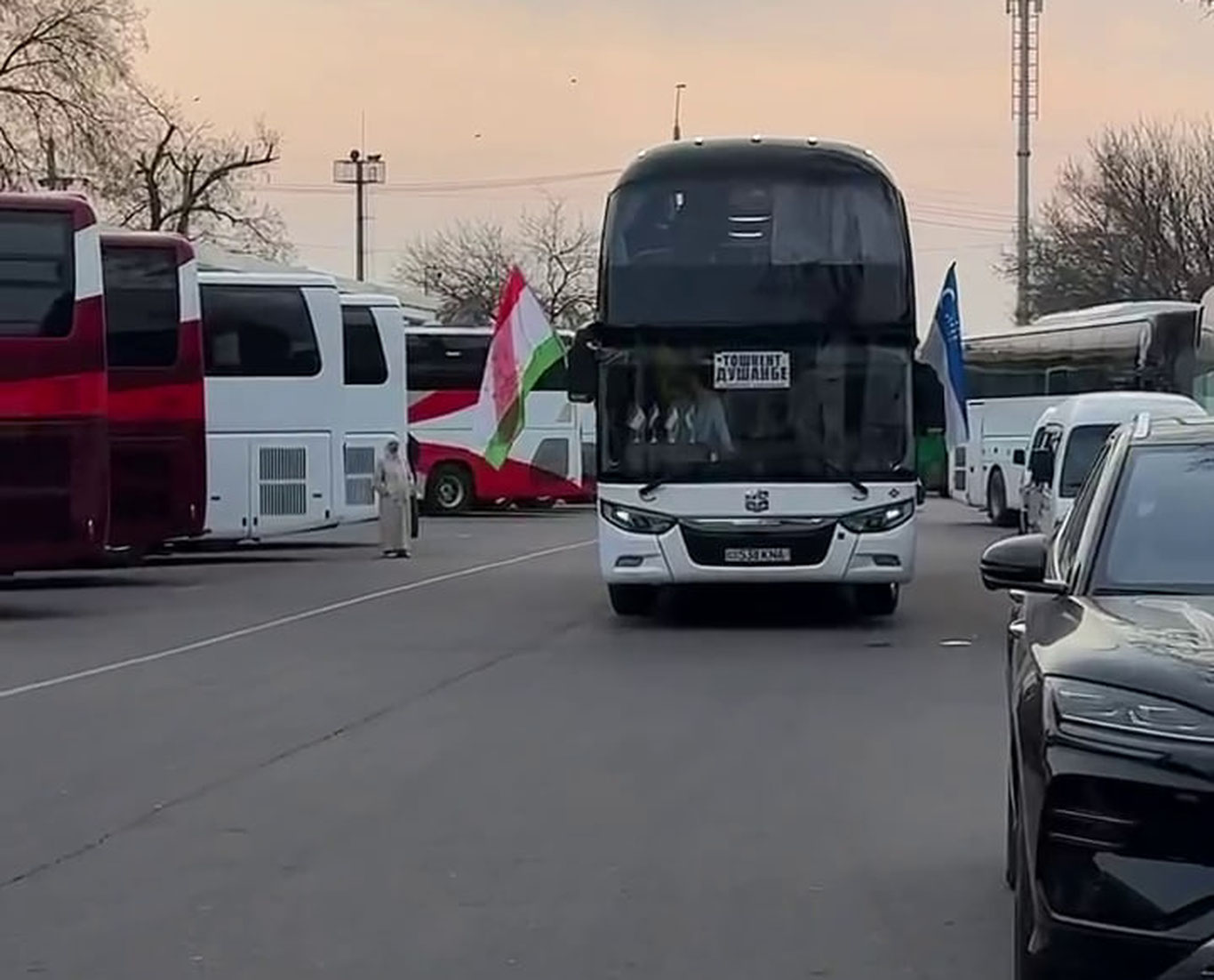 На маршруте Ташкент-Душанбе запущен государственный автобус