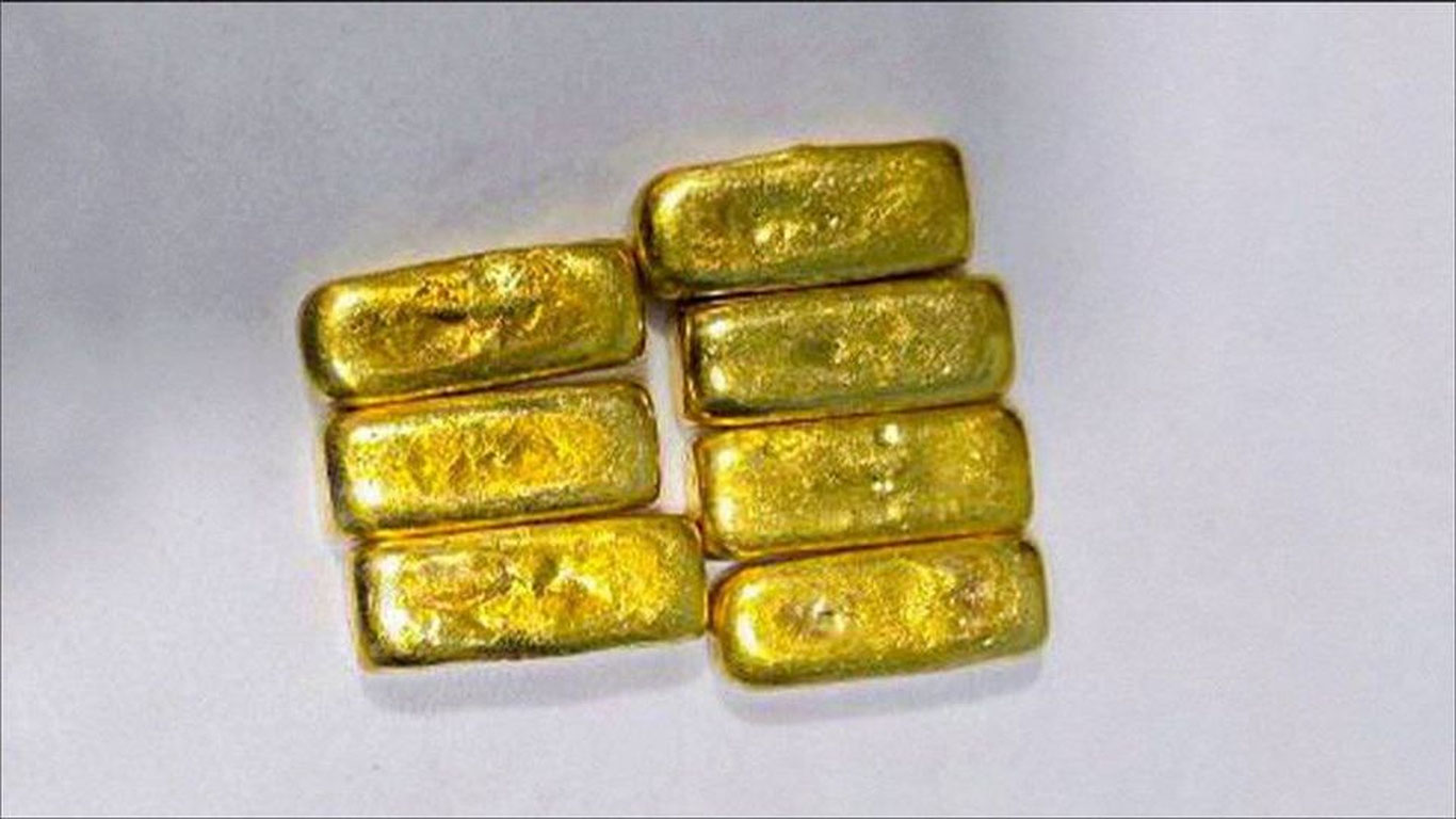 A mother and child who attempted to smuggle 819 million soums worth of gold to Kyrgyzstan have been apprehended.