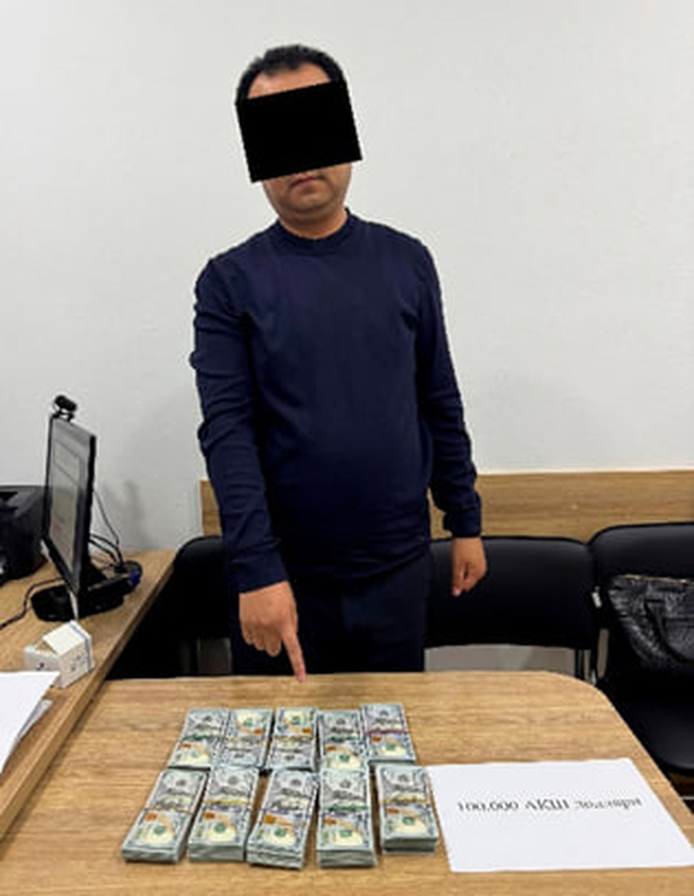 Олий таълим вазирлиги ходими 100 минг доллар билан қўлга тушди