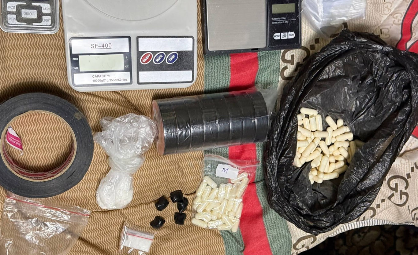 Хорижлик фуқаро Ўзбекистонга спорт озуқаси кўринишида синтетик гиёҳвандлик моддасини олиб кирмоқчи бўлди