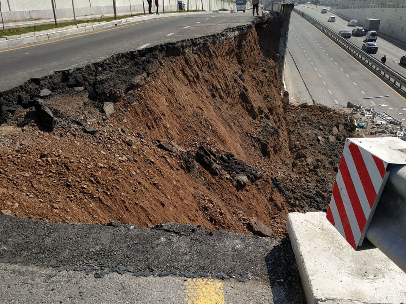 Toshkentda yo'l o'pirilib tushdi